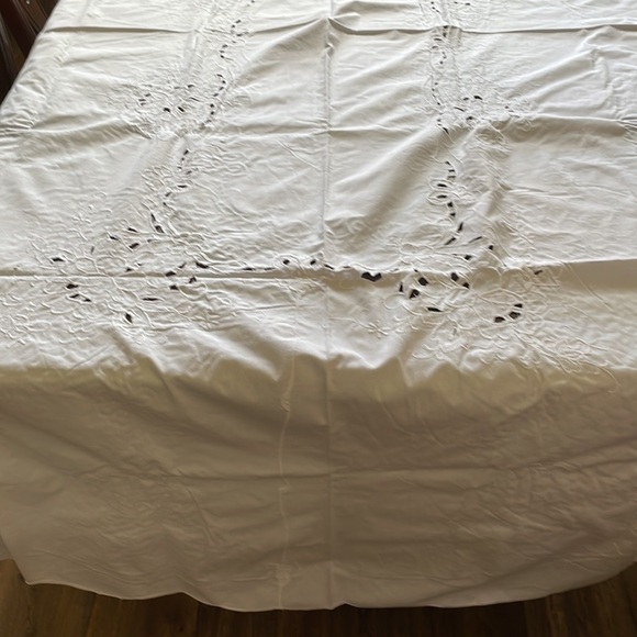 White cotton cutout floral pattern embroidery oval 66” x 97” tablecloth - Picture 9 of 13